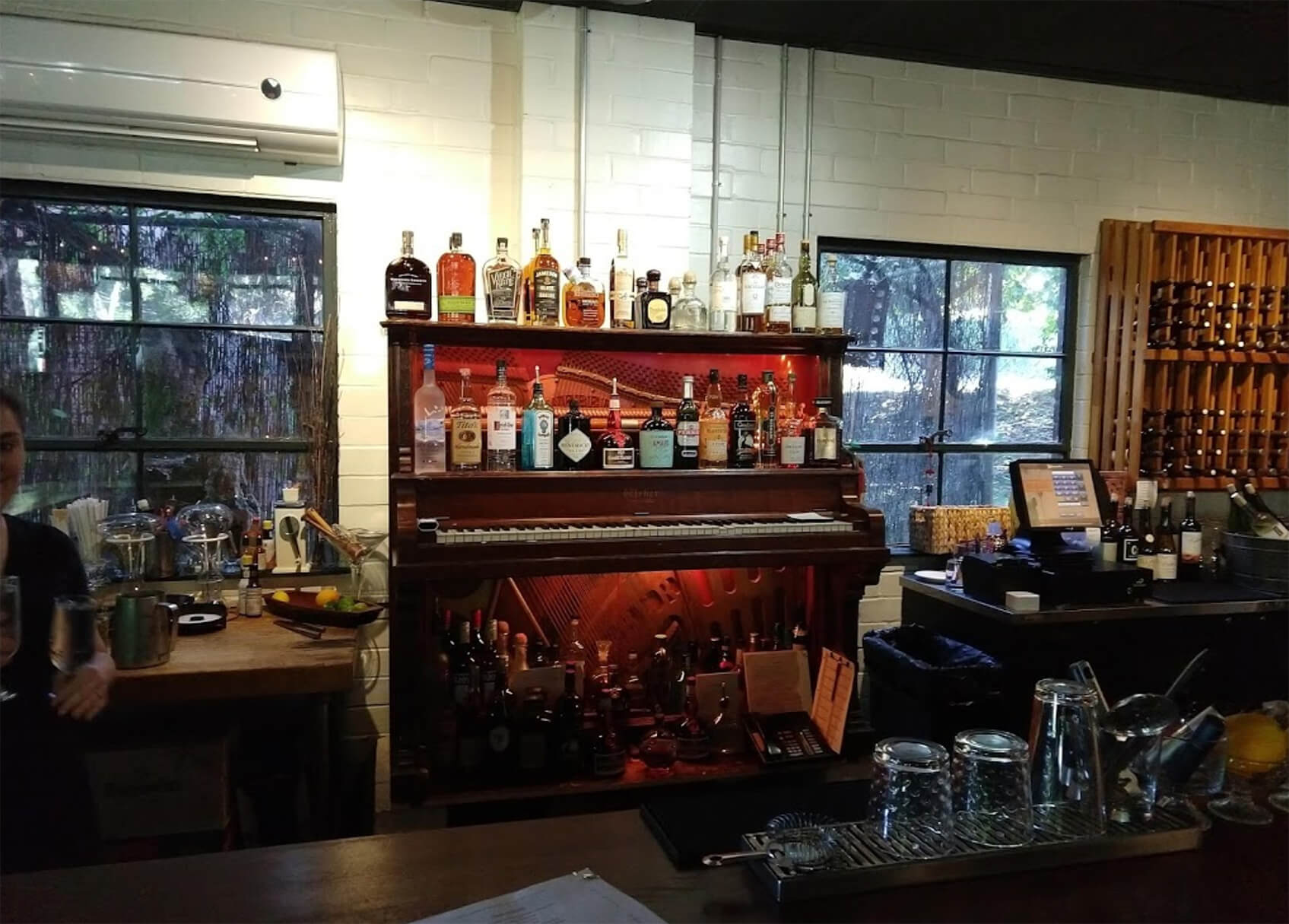 Endive restaurant bar
